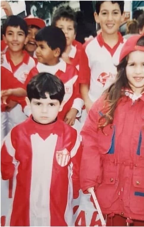 Carla Larini na infância com outras crianças em um clube de futebol