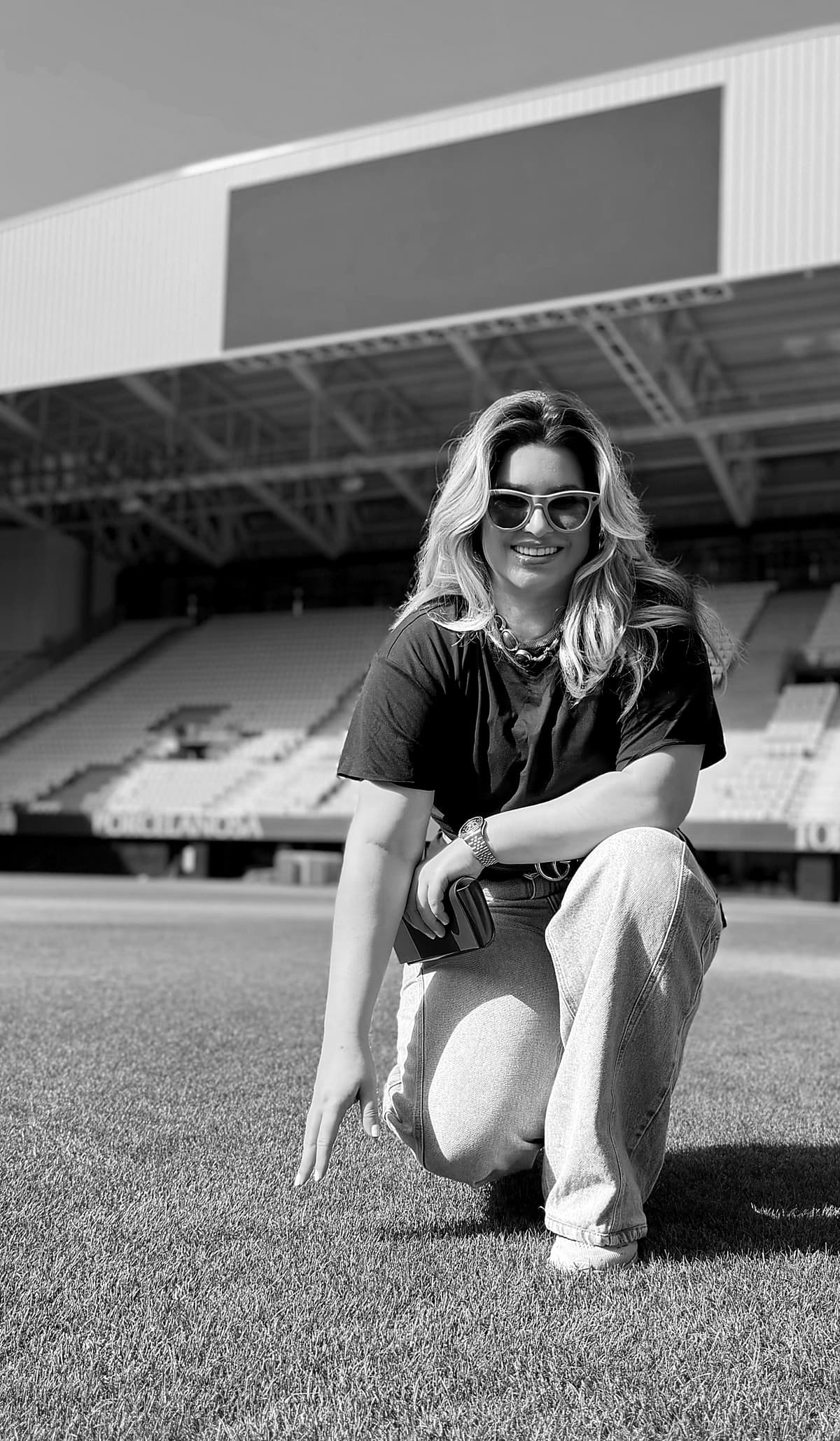 Carla Larini em um estádio