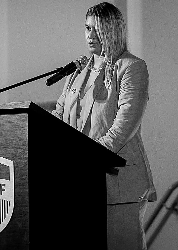 Carla Larini discursando em um evento