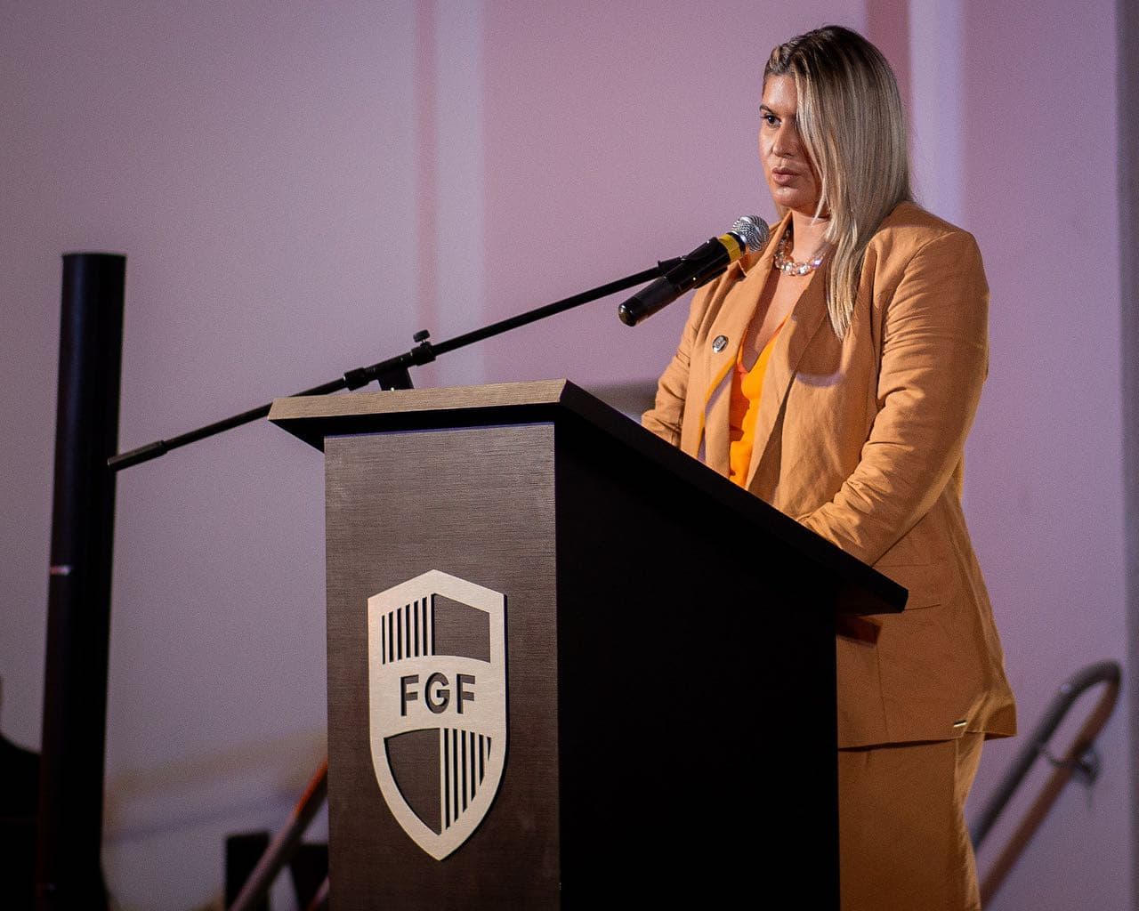 Carla Larini discursando em um evento da Federação Gaúcha de Futebol