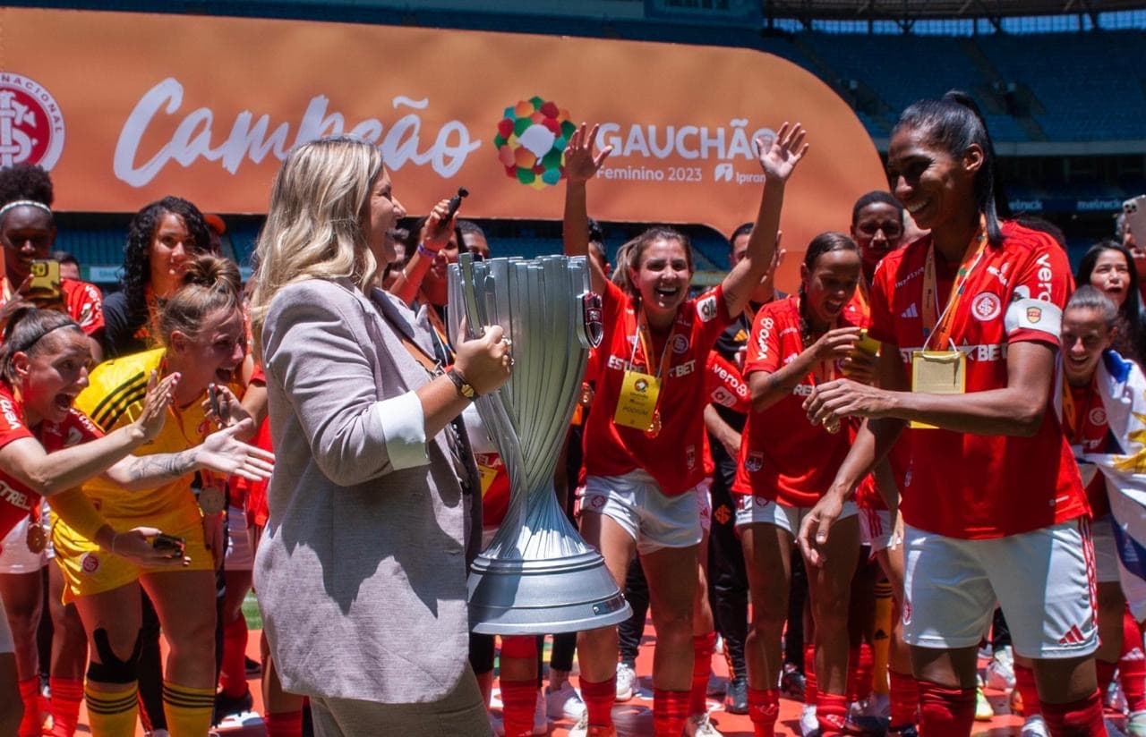 Carla Larini com a taça do Campeonato Gaúcho Feminino de 2023